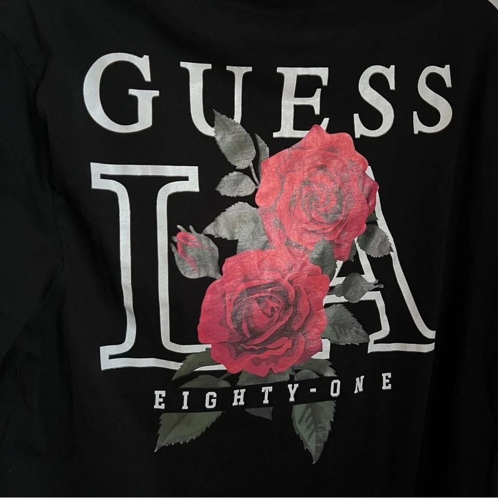Guess Black Short Sleeve Tee with Logo and Red Roses Graphic Size Large EUC